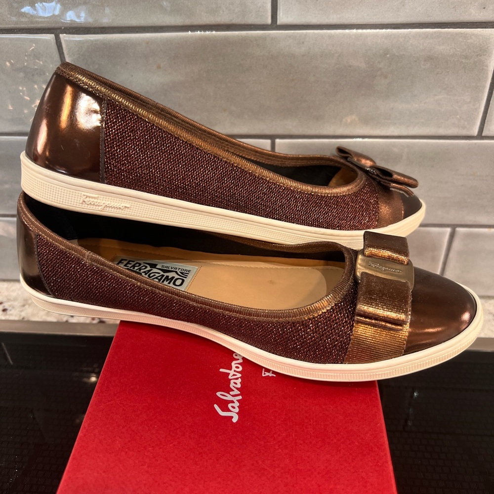 Salvatore Ferragamo Gold Metallic Bow Slip-On Flats - Picture 2 of 5